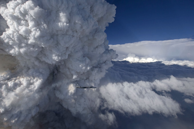 An aircraft passing by a pyrocumulus cloud amid the Beaver Complex Fire de 2014.