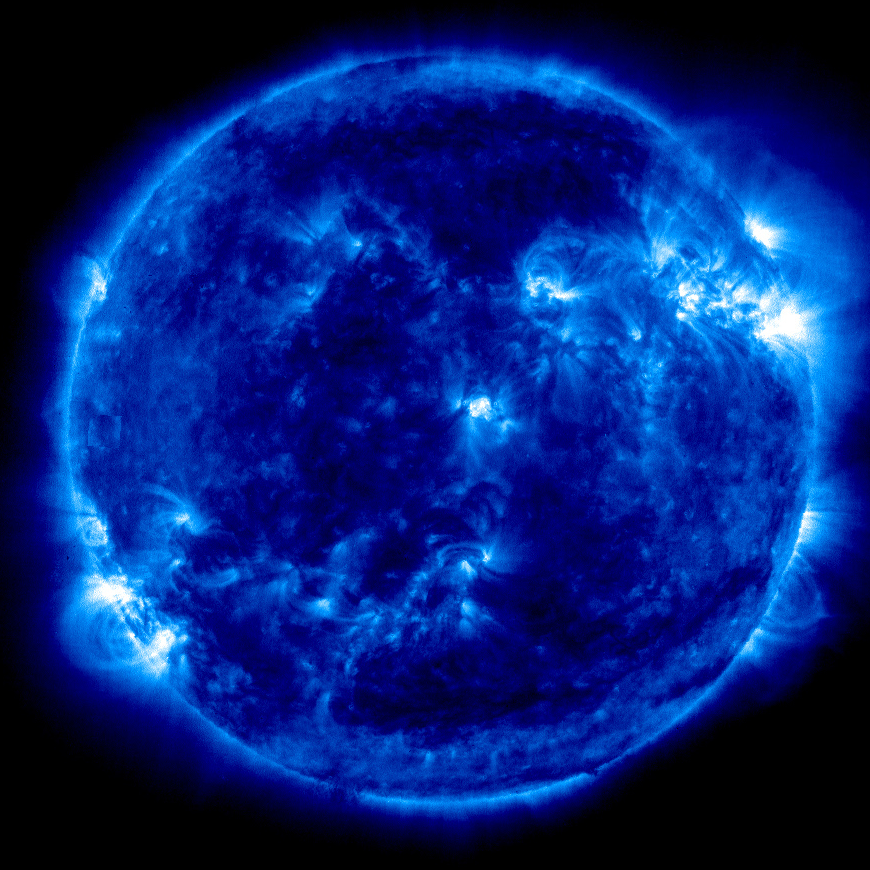 Le Soleil tel que vu par une sonde en bleu.